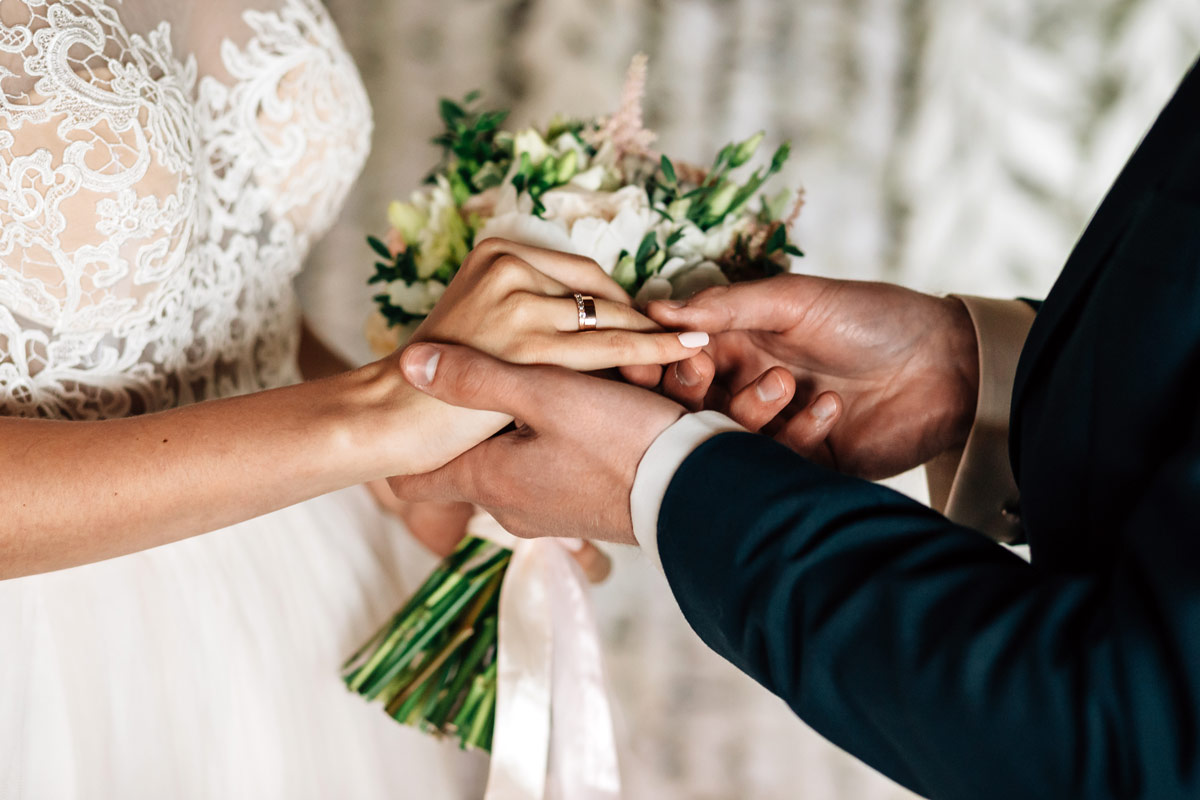 bride groom wedding rings bouquet